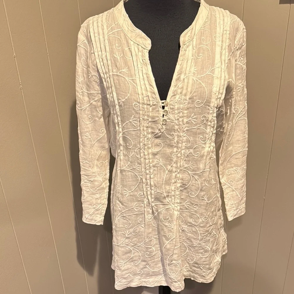 St. Tropez white linen embroider split neckline tuxedo pleated tunic. New. Small